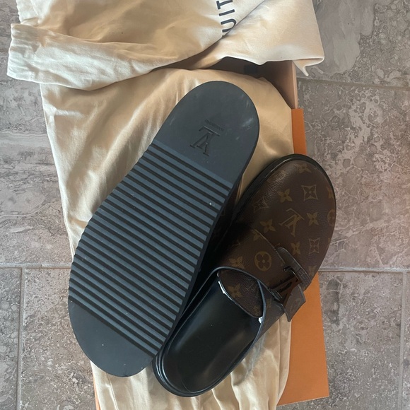 Men’s Louis Vuitton Size 8 Slides - Picture 10 of 12